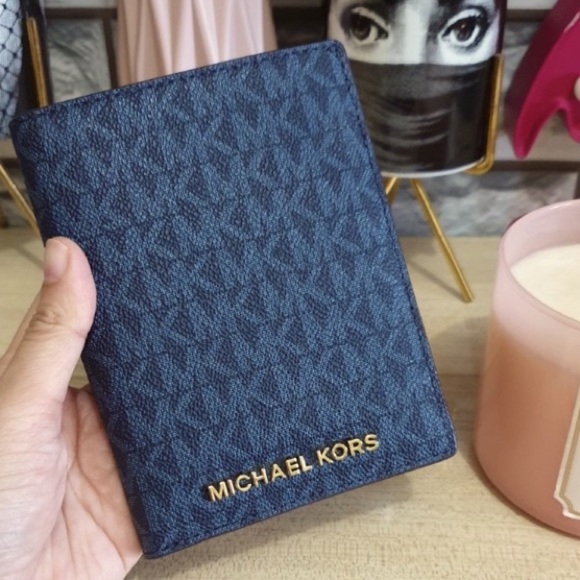 Michael kors Jet Set travel logo Passport mens Wallet - Picture 1 of 7